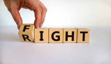 Hakkınız için savaşın. Erkek el küplere dönüşür ve güzel beyaz bir arka planda 'sağ' kelimesini 'kavga' a çevirir. İş ve doğru savaş kavramı. Boşluğu kopyala.