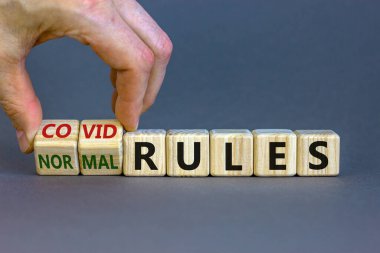 Covid kuralları sembolü. El küpleri döndürür ve kelimeleri 