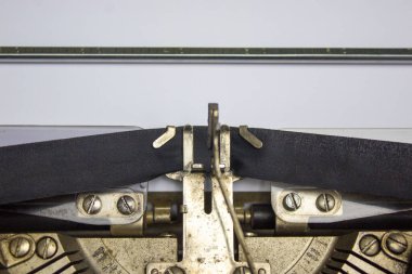 Daktilo sembolü. Boş beyaz kağıtlı bir daktilo. İş ve tasarım kavramı.