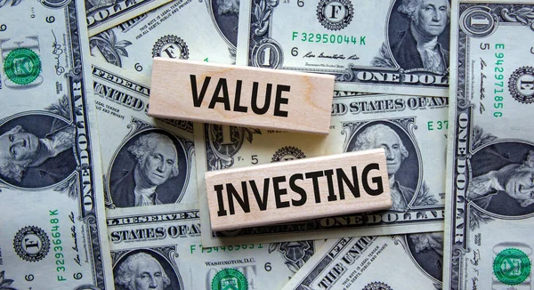 価値投資シンボル コンセプトワードドル紙幣から美しい背景に木製のブロックに 価値投資 ビジネスと価値投資の概念 — ストック写真