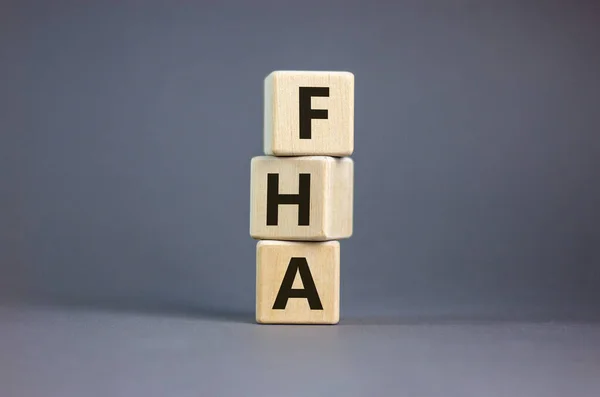 FHA sembolü. Tahta küpler 