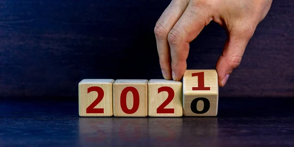 Symbol Nowego Roku 2021 Biznesmen Zamienia Kostki Zmienia Rok 2020 — Zdjęcie stockowe