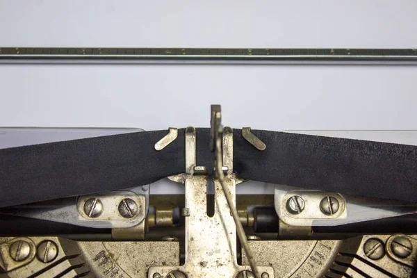 Daktilo sembolü. Boş beyaz kağıtlı bir daktilo. İş ve tasarım kavramı.