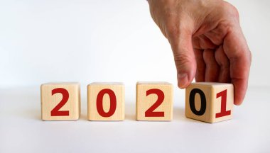2021 yeni yıl sembolü. El küpleri değiştirip '2020' yi '2021' e çevirir. Güzel gri arkaplan. İş ve 2021 yeni yıl konsepti. Boşluğu kopyala.