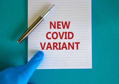 Yeni covid değişken sembolü. Mavi eldiven ve beyaz kart. Sözcükleri kavramsallaştır 'Yeni Çoban Varyantı'. Metalik kalem. Tıbbi ve COVID-19 salgın yeni değişken konsepti. Boşluğu kopyala.