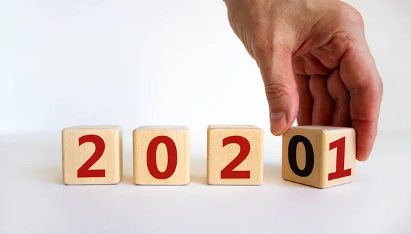 2021 Símbolo Ano Novo Mão Vira Cubos Muda Ano 2020 — Fotografia de Stock