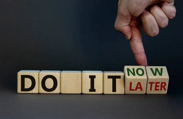 Hazlo Ahora Símbolo Empresario Mano Vuelve Cubos Cambia Las Palabras — Foto de Stock