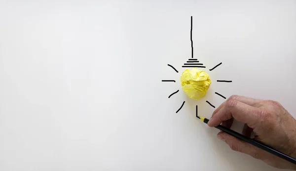 Idea Wizerunek Koncepcji Innowacji Mężczyzna Czarnym Ołówkiem Żółta Ikona Żarówki — Zdjęcie stockowe