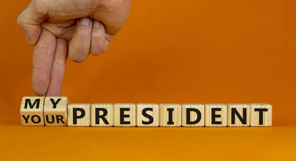 私か大統領か 男性の手はキューブになり あなたの大統領 私の大統領 に変更します 美しいオレンジの背景 コピースペース 政治と大統領の考え方 — ストック写真