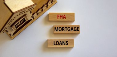FHA ipotek kredileri sembolü. Minyatür evin yanında 