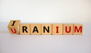 İran sembolündeki uranyum zenginleştirmesi. 'İran, uranyum' kelimelerini kullanarak küplere dönüştüler. Güzel beyaz arka plan, kopyalama alanı. İran 'da iş, nükleer teknoloji ve uranyum zenginleştirmesi.