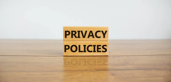 隐私政策的象征 木制桌子上木块上的 隐私政策 概念词 漂亮的白色背景 商业和隐私政策概念 复制空间 — 图库照片