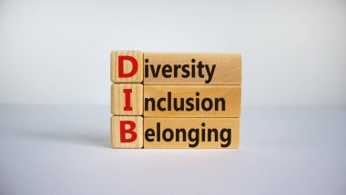 DIB, Çeşitlilik, kapsama ve aidiyet sembolü. Tahta bloklar 'DIB, çeşitlilik, dahil edilme ve güzel beyaz arka planda ait' kelimeleriyle. İş, çeşitlilik, kapsama ve aidiyet kavramı.