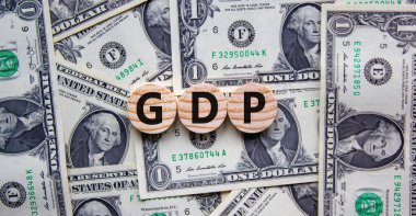 GSYİH, brüt yerli ürün sembolü. 'GSYİH' kavramı, dolar banknotlarından güzel bir arka planda daireler üzerinde iğrenç yerli ürün. İş ve GSYİH, brüt yerli ürün kavramı.