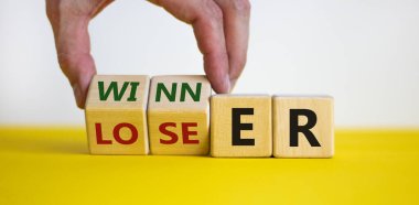 Kaybeden ya da kazanan sembolü. İşadamı eli küpleri döndürür ve 