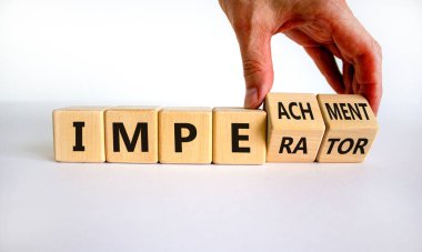 Kumandanlık ya da itham sembolü. İşadamı eli ahşap küpleri döndürür ve 