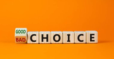 İyi ya da kötü seçim sembolü. Tahta bir küp yaptı ve kelimeleri 