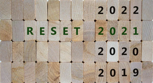 2021年重新设定新年标志 Reset 2021 2019年 2020年 2022年 漂亮的木制背景 复制空间 业务和2021年重置新年概念 — 图库照片