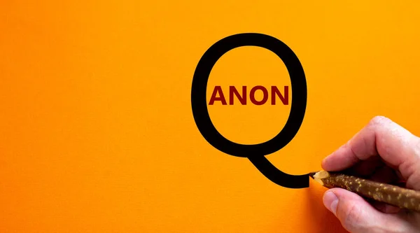 Qアノンのシンボル 美しいオレンジの背景に孤立した手書きの単語 Qアノン ビジネスとQアノンの概念 コピースペース — ストック写真