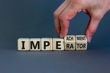 Kumandanlık ya da itham sembolü. İşadamı eli ahşap küpleri döndürür ve 