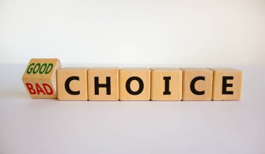 İyi ya da kötü seçim sembolü. Tahta bir küp yaptı ve kelimeleri 