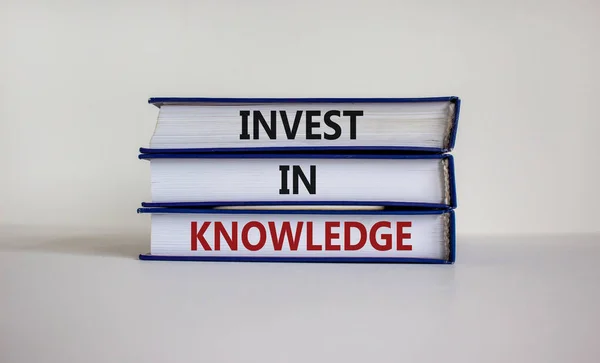 知識に投資する時間 美しい白い背景に 知識への投資 と書かれた本 ビジネスと知識の概念に投資します スペースのコピー — ストック写真
