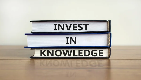 Время Инвестировать Знания Книги Текстом Инвестировать Знания Красивом Деревянном Столе — стоковое фото