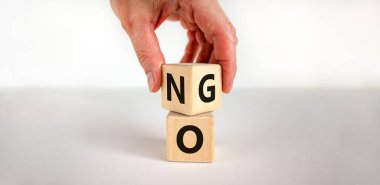 Hayır ya da git sembolü. İş adamı küpü çevirir, 