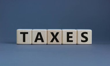 Vergi sembolü. Güzel, gri bir masadaki tahta küplere 