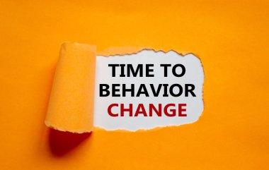 Davranış değişiminin sembolü. Yırtık turuncu kağıdın arkasında görünen 