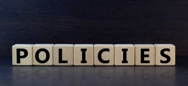 Politika sembolü. Tahta küplerle ilgili 'politikalar' kavramını güzel, karanlık bir tahta zeminde uygula. Tahta masa. Uzayı kopyala İş ve politika kavramı.