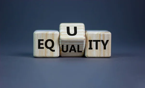 平等または公平シンボル 立方体を回転させ という言葉を に変更した 美しい灰色の背景 心理学 ビジネスと平等または平等の概念 スペースのコピー — ストック写真