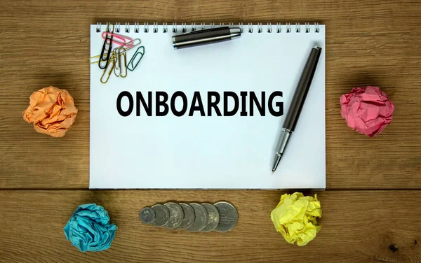 Símbolo Embarque Nota Branca Com Uma Palavra Onboarding Bela Mesa — Fotografia de Stock