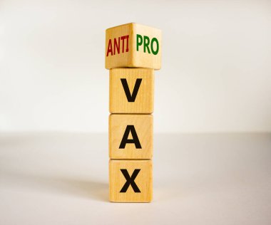 Pro-vax veya anti-vax sembolü. Küp yaptı, 'anti-vax' kelimesini 'pro-vax' a çevirdi. Güzel beyaz arka plan. Uzayı kopyala İş, medikal covid-19 pro vax veya anti-vax konsepti.
