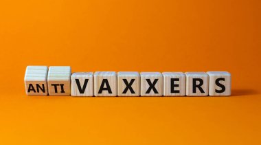Anti-vaxerların sembolü. Küpü, vaxerları anti-vaxerlara çevirdim. Güzel turuncu arka plan. Uzayı kopyala Medikal covid-19 vaxers veya anti-vaxers konsepti.