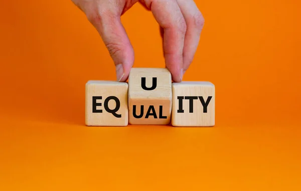 Символ Рівності Або Справедливості Бізнесмен Перетворює Куб Змінює Слово Рівність — стокове фото