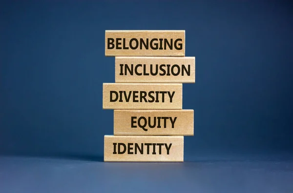 Equidad Identidad Diversidad Inclusión Símbolo Pertenencia Bloques Madera Con Palabras — Foto de Stock