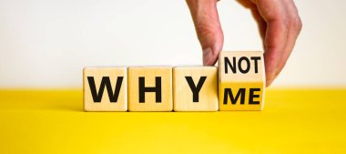 Neden benim sembolüm değil? İş adamı küpü çevirir ve neden ben diye sorar. Güzel sarı masa, beyaz arka plan. İş ve neden benim konseptim olmasın. Boşluğu kopyala.