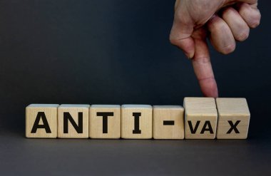 Anti-vax sembolü. Doktor 'anti vax' kelimesiyle küplere dönüşüyor. Güzel gri arkaplan. Uzayı kopyala İş, tıbbi covid-19 aşı ya da anti vax konsepti.