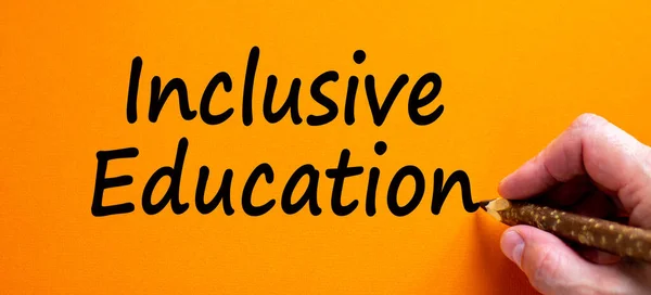 Inklusive Bildung Handschrift Inklusive Bildung Isoliert Auf Orangefarbenem Hintergrund Wirtschaft — Stockfoto