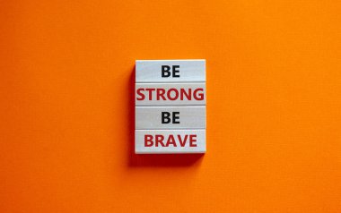 Güçlü ol cesur ol. Tahta bloklarda 