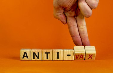Anti-vax sembolü. Doktor 'anti vax' kelimesiyle küplere dönüşüyor. Güzel turuncu arka plan. Uzayı kopyala İş, tıbbi covid-19 aşı ya da anti vax konsepti.