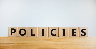 Politika sembolü. Ahşap küplerle ilgili 'politikalar' sözcüğünü güzel beyaz bir zeminde kavra. Uzayı kopyala İş ve politika kavramı.