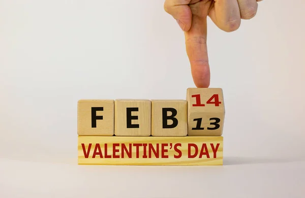 Февраля День Святого Валентина Символ Рука Поворачивает Деревянный Куб Слова — стоковое фото