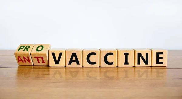 ワクチンや抗ワクチンのシンボル キューブになって 抗ワクチン という言葉を プロワクチン に変えました 美しい白い背景 コピースペース 医療用コヴィド 19プロワクチンまたは抗ワクチンの概念 — ストック写真