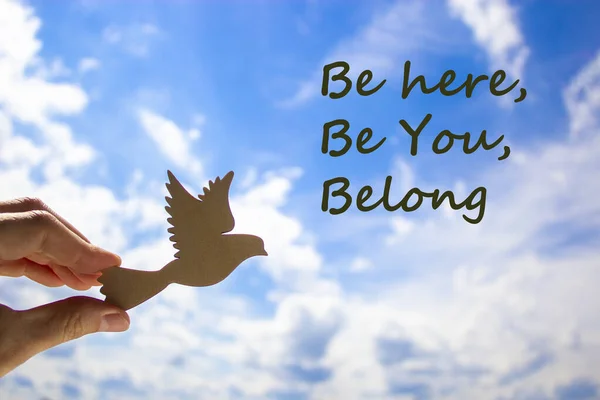 Behoorlijk Symbool Man Hand Met Houten Vogel Wolkenblauwe Lucht Achtergrond — Stockfoto