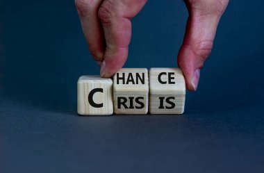Kriz ya da şans sembolü. İş adamı küpleri değiştirip 