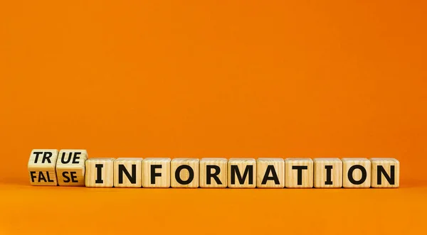 Simbolul Informației Adevărate Sau False Transformat Cuburi Schimbat Cuvinte Informații — Fotografie, imagine de stoc