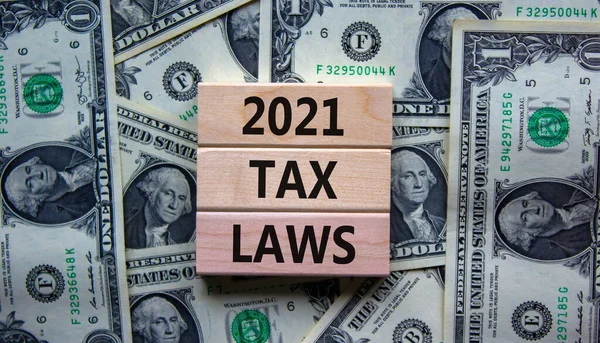 2021年税制記号 ドル紙幣から美しい背景に木製のブロックに 2021税法 という概念的な言葉 ビジネスと2021税法の概念 — ストック写真