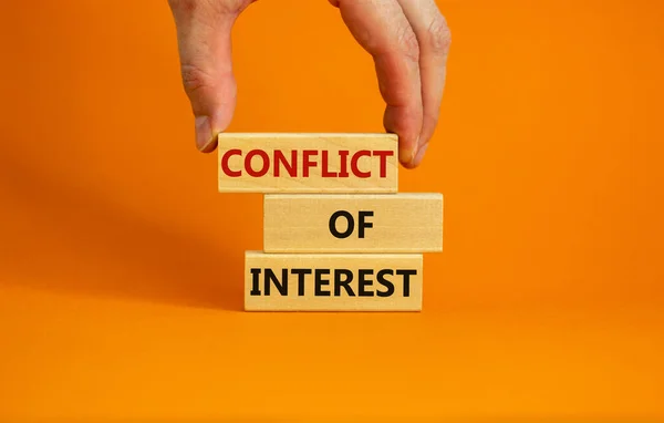 Symbol Konfliktu Interesów Ręka Biznesmena Drewniane Klocki Słowami Konflikt Interesów — Zdjęcie stockowe